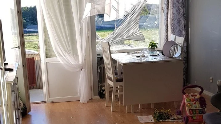 När lyktstolpen föll in i fönstret satt Konrad och hans dotter i närheten av matbordet vid fönstret. Såhär såg det ut i rummet strax efter.