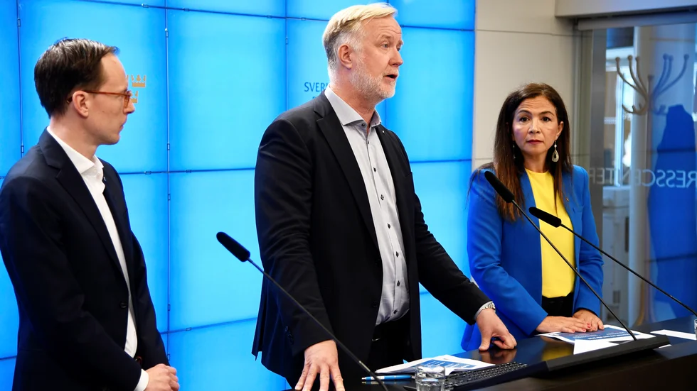 Liberalernas ekonomisk-politisk talesperson Mats Persson, partiledaren Johan Pehrson och skattepolitiska talespersonen Gulan Avci vid en pressträff på fredagen.