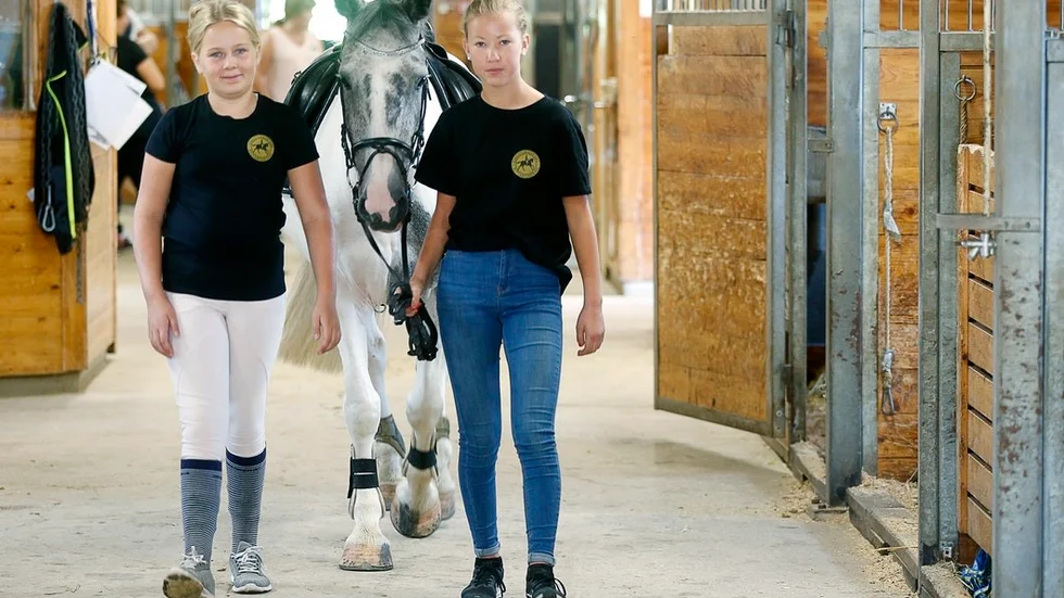 Ebba Planbring och Ellen Wetterling tycker att Rotarys Elvis är en underbar häst.