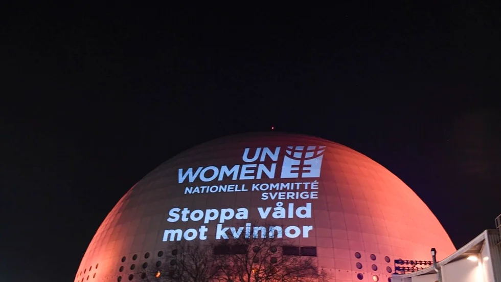 I söndags lös många offentliga byggnader i orange för att uppmärksamma våld mot kvinnor, bland annat Globen i Stockholm.