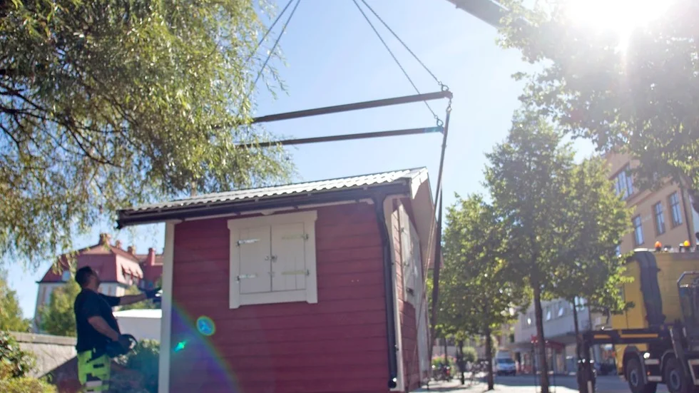 Under måndagen anlände partiernas valstugor till Stortorget. Gustav Hansson körde och lastade av stugorna.