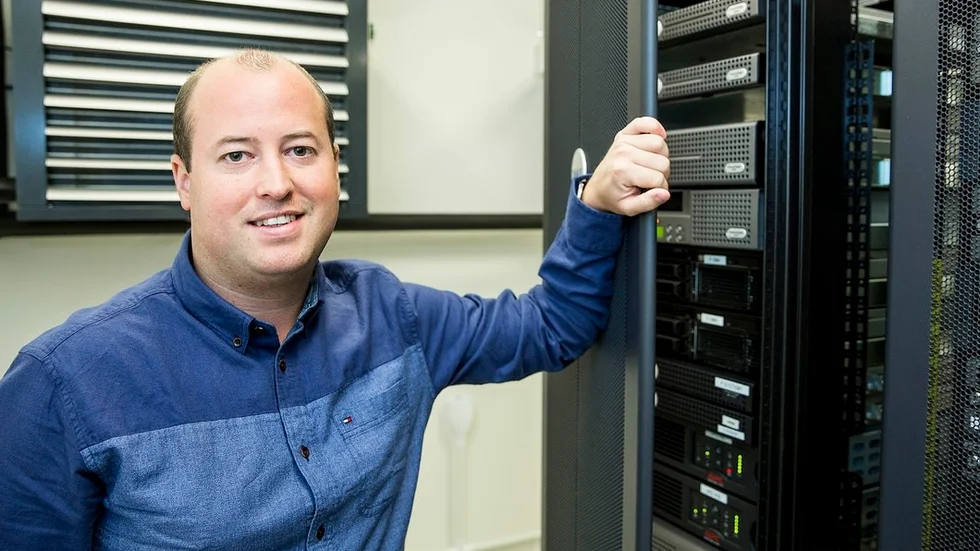 Mattias Forss på Forss webbservice i Katrineholm ser stora risker med dagens datalagring av information och personuppgifter hos företag. Just nu råder panik hos många företag som inte börjat arbeta enligt den nya GDPR-lagen som ska ersätta PUL, personuppgiftslagen. Han tycker den nya lagen är bra eftersom samma regler då gäller i hela EU.