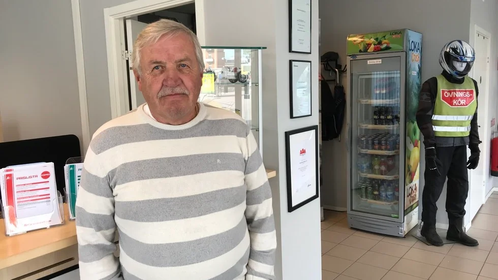 Juhani Krekola, trafiklärare på Krekolas trafikskola i Eskilstuna, vill att någonting ska göras i Hammarbykorset innan fler allvarliga olyckor inträffar.