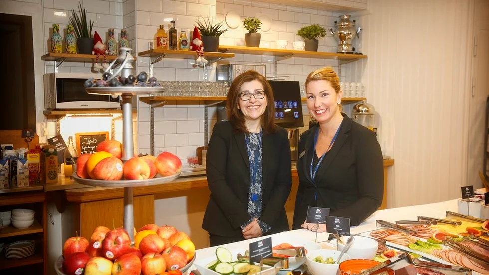 Nasrin Sultani och Cornelia Wingarhed på Plaza Hotel som har en ny typ av frukostbuffé där man erbjuder lokala specialiteter.