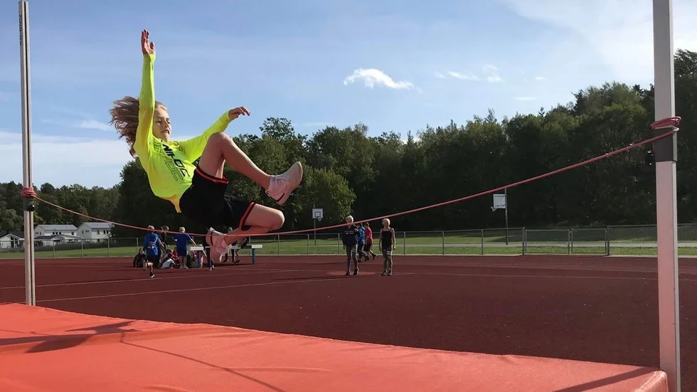Albin Thorsén, klass 6A Vitalisskolan, inväntar rätt vind. Sedan tar han sats, springer fram – och vräker sig med ackuratess över höjdhoppsrepet. "Det var coolt", tyckte han.