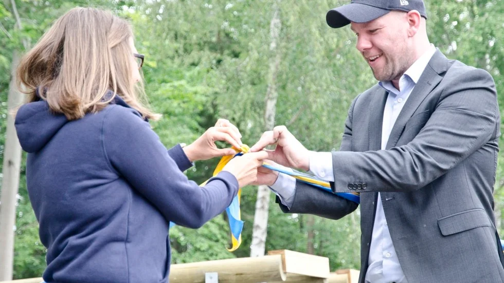 Ann-Sofie Lifvenhage (M) och Johan Rocklind (S) lyckades, till slut, "klippa" bandet vid utegymmet i Björnlunda.