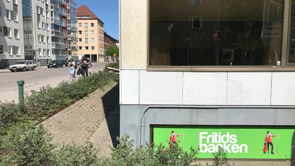 Safirenhuset, där fritidsbanken redan finns, är ett av alliansens förslag till lokaler för Idrottens hus. Ett annat är gamla folktandvården, det gula huset i bakgrunden, där Sörmlandsidrotten i dag har sitt kansli. Foto: Anders Göransson