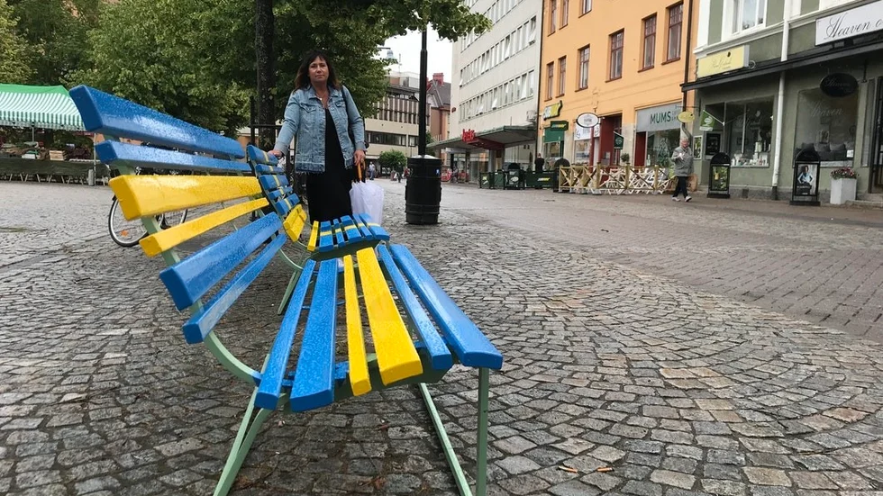Blågula parksoffor har Katrineholms kommun satsat på som VM-pepp.