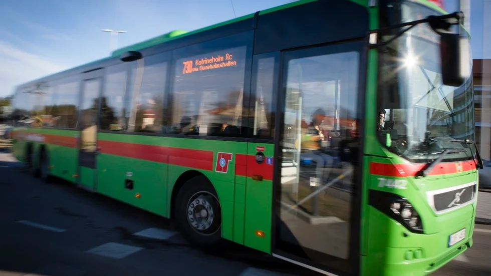 Fem elever har skrivit en insändare om att alla elever borde få busskort laddat med fyra kostnadsfria bussresor om dagen.