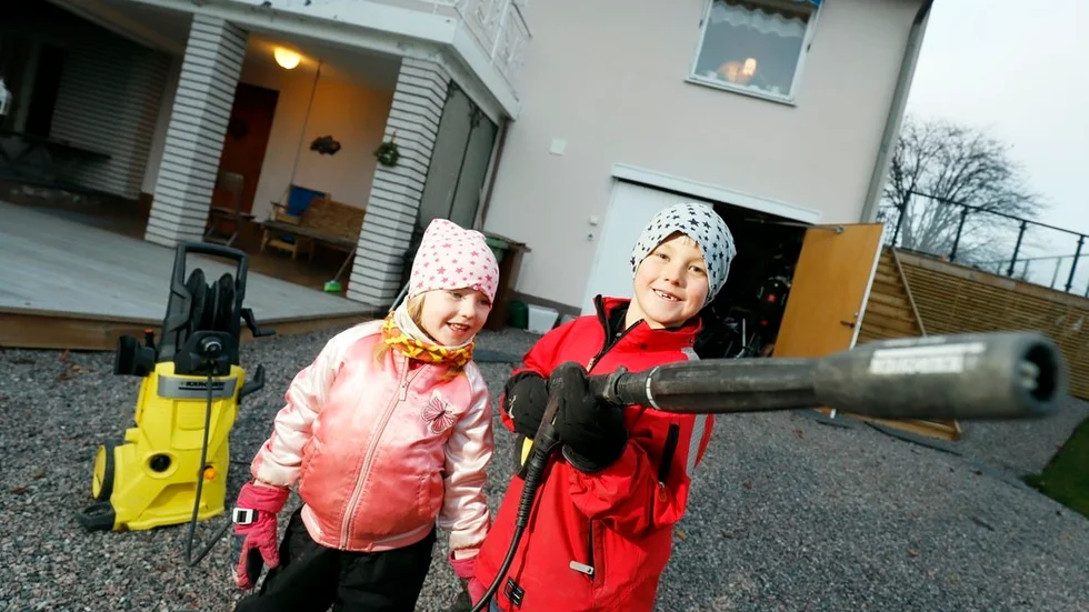 Syskonen Stina Svärd och Hugo Svärd visar upp den högtryckstvätt de använde sig av när polisen kom på besök.