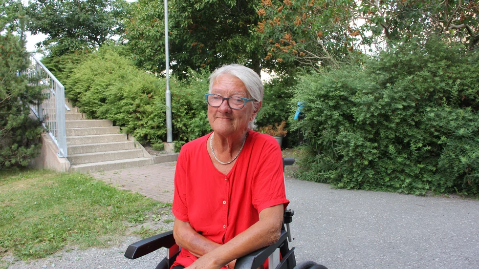 Mona Engblom, 75, var en av de pensionärer som blev sittande utomhus i sex timmar innan brandmännen kom och räddade dem.
