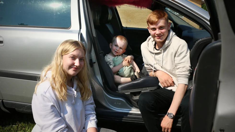 Emma Sandqvist och Oliver Roos har hyllats för sin insats att hjälpa Neil att ta sig hem mitt i natten.