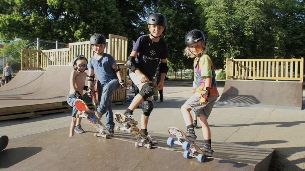 Oliver Ring, 6, Felix Smedman, 7, Wildt Modin, 10, och Henry Kennhed Neuhedel, 8, deltar på Strängnäs skateboardförenings sommarläger vid Montessoriskolan. 