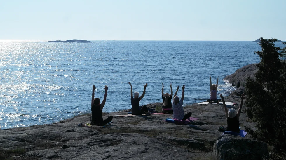 Veckan efter midsommar var det premiär för morgonyogan på Flatvarps klippor. Yogan är gratis, men deltagarna uppmanas att swisha valfritt belopp till BRIS.