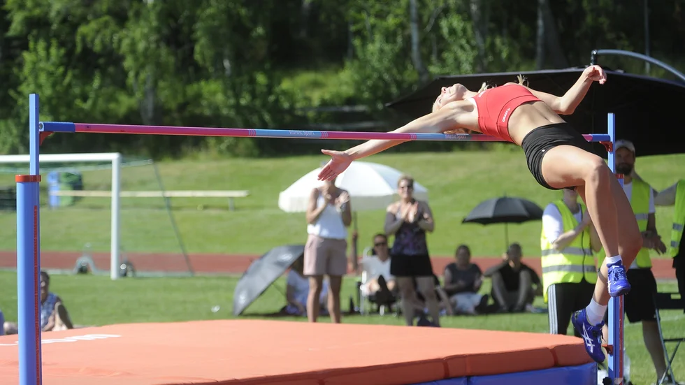 Hemmahoppet Evelina Erlandsson glider över 172 centimeter på Skillingavallen. Den IFK Gnestafostrade höjdhopparen slutade fyra.  