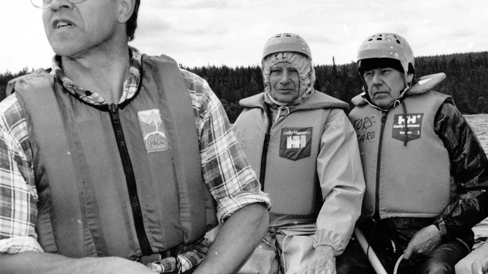 Gunder och gode vännen och tidigare främste konkurrenten Arne Andersson gör sig klara för en forsfärd längs Pite älvens skummande forsar. Båtföraren är förre läraren Arne Berg.