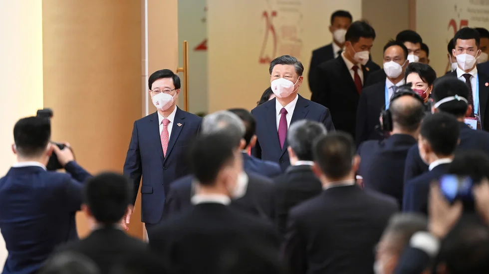 Kinas president Xi Jinping anländer till ceremonin tillsammans med Hongkongs nye ledare John Lee (till vänster).
