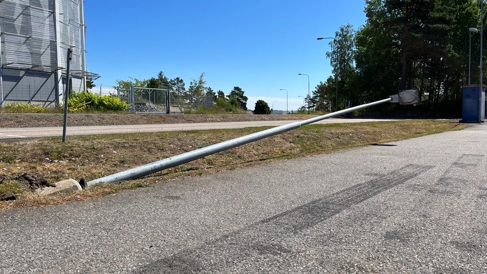 Nedkörd lyktstolpe på Besikta i Västervik.