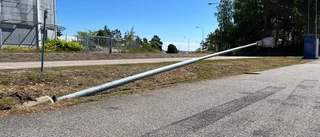 Körde ner lyktstolpe och smet från platsen