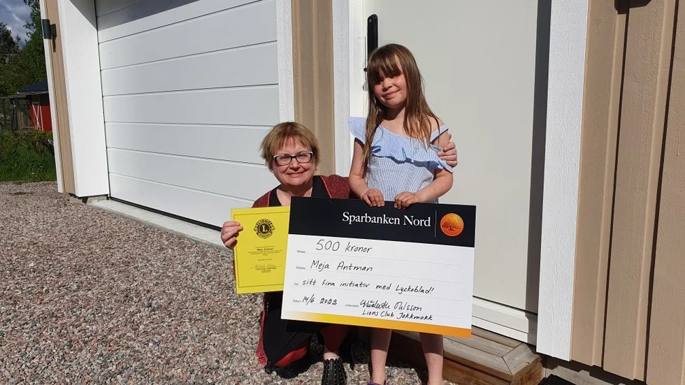 Meja Antman fick prischecken på 500 kronor av Elisabeth Ohlsson, sekreterare i Lions Club, Jokkmokk .