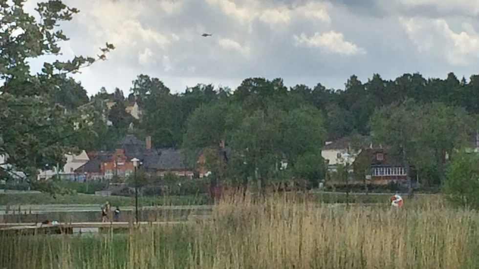 Helikopter cirkulerar i Gnesta.