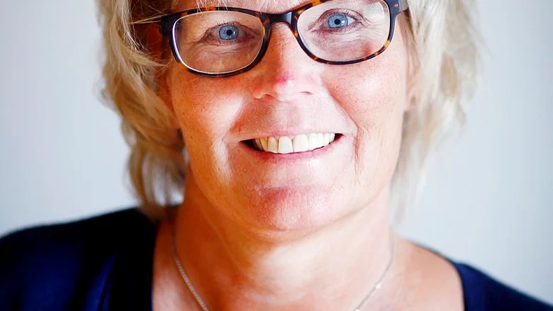 Gökstensläraren Eva Norling välkomnar det nya konceptet. Även om mentorskapet läggs över på studiepedagoger kommer ämneslärarna att ha mycket social kontakt med eleverna, men också få mer tid över till ren undervisning, menar hon.