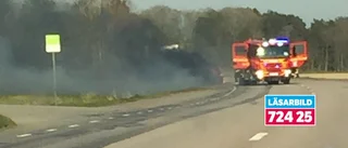 Bil på väg 800 blev eldhav som spred sig