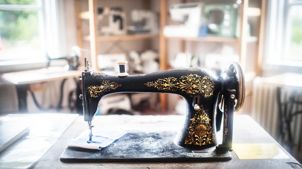 Symaskinen som användes hos C Malm & son, en skräddare som låg benägen i centrala Malmköping fram tills början av 1900-talet.