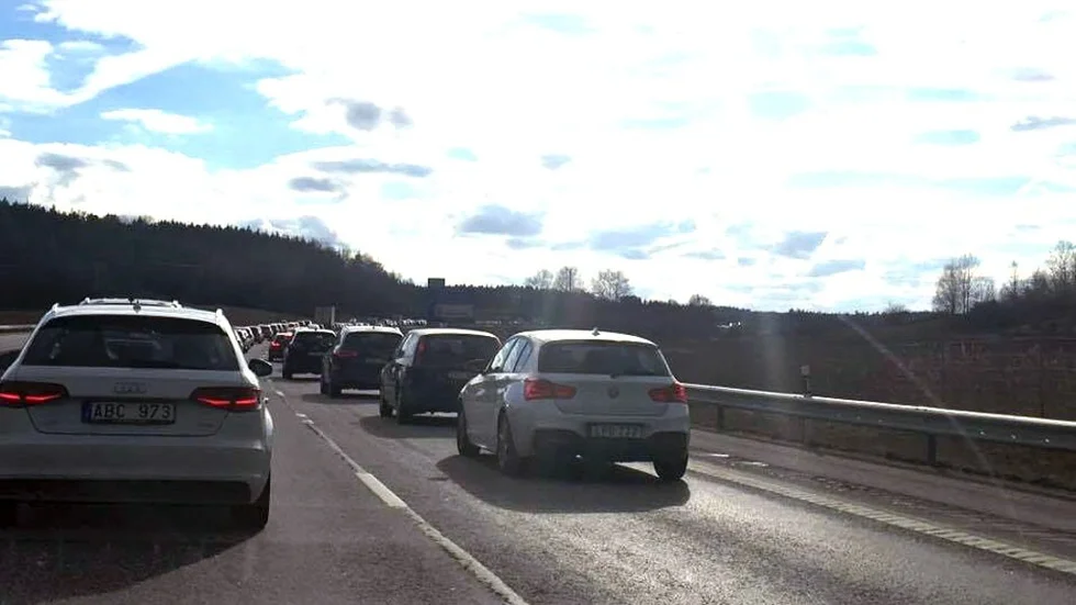 Påsktrafik och olyckor skapar just nu långa köer i södergående fil på E4. Så här såg det ut i närheten av Vagnhärad vid 17-tiden på torsdagen.