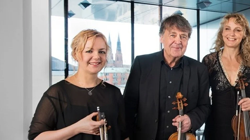 Violinisten Klara Hellgren, samt Bernt Lysell och Susanne Magnusson på viola (altfiol) är tre av fem medlemmar i kvintetten Uppsala kammarsolister som på söndag framför en konsert på Gamla Tingshuset i Nyköping.