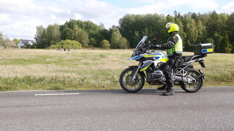 Polisen övervakade Västerleden i närheten av Stenby sedan ett gäng kor rymt från en bondgård i närheten.