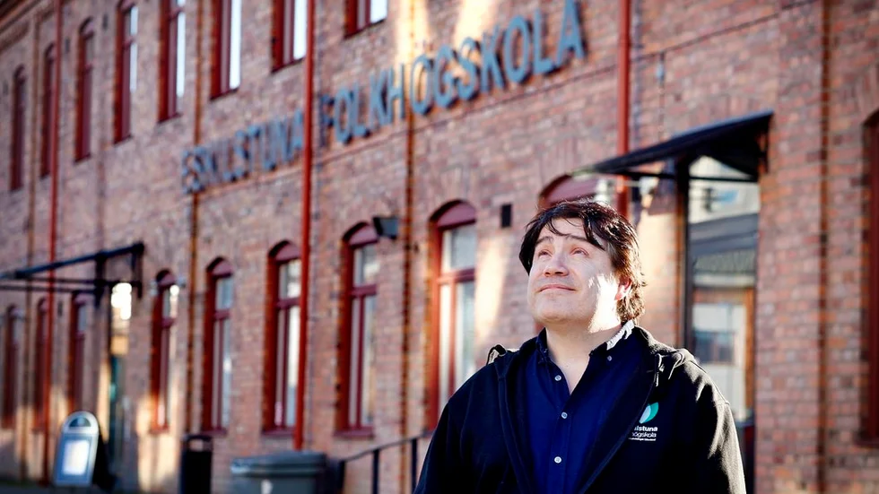Landstinget har stort behov av kompetensen hos utbildad sjukvårdspersonal och nu startar en utbildning vid Eskilstuna folkhögskola som ska hjälpa utlandsfödda, sörmländska läkare och sjuksköterskor att snabbare komma i arbete. Williams Pereira är biträdande rektor på folkhögskolan och ser fram emot att ta emot de nya eleverna.