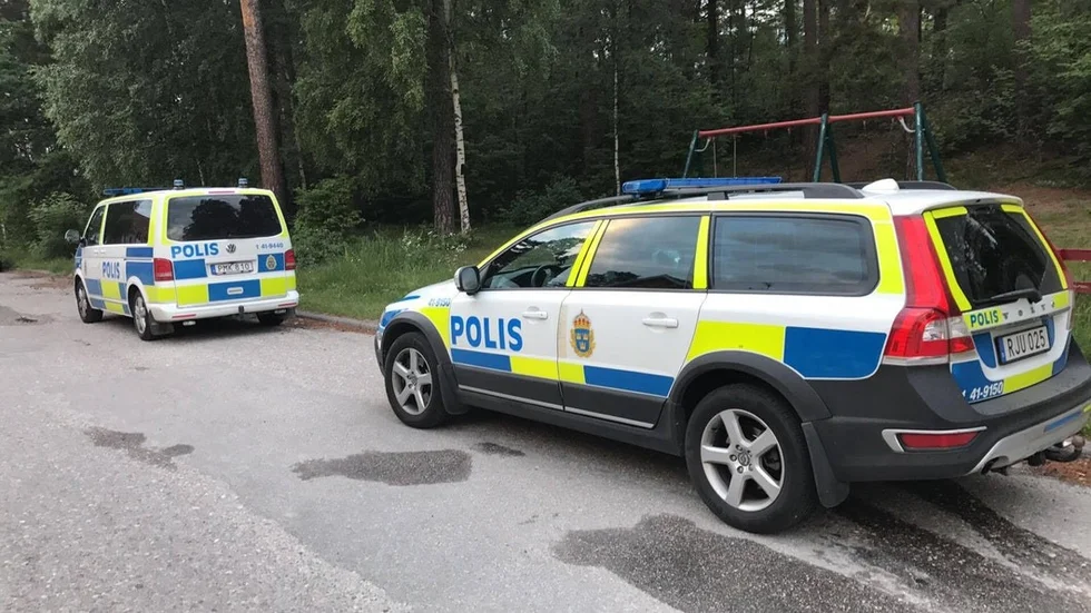 Poliser i närheten av Snäckberget där olyckan inträffade.