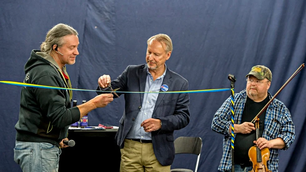 Mässgeneralen Hasse­ Johansson och Ulf Westman, ansvarig för Gästabudsåret, klippte tillsammans snöret vid invigningen av årets Bomässa på Rosvalla. På scenen fanns även populära folkmusikern Kalle Moraeus.
