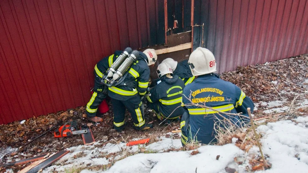Sörmlandskustens räddningstjänst jobbar här med en mindre brand i Gnesta. FOTO: SIMÓN BUSTAMANTE