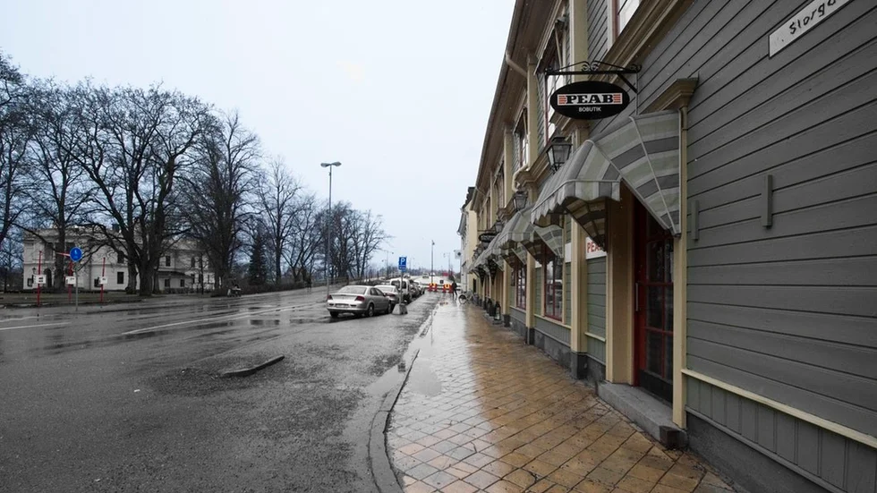 Nästa vår kan det se annorlunda ut här, i änden på Västra Storgatan. Då kan här finnas ett vackert torg med grönska och vattenspel som binder samman affärsgatan med Teaterparken (till vänster).