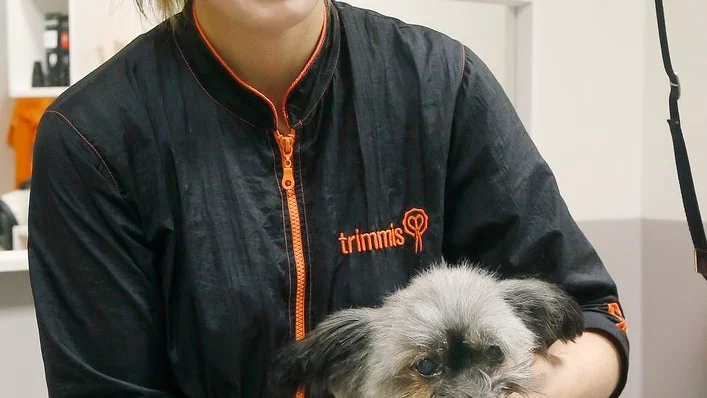 Shanti, 14 år, är snart färdig med klippningen.