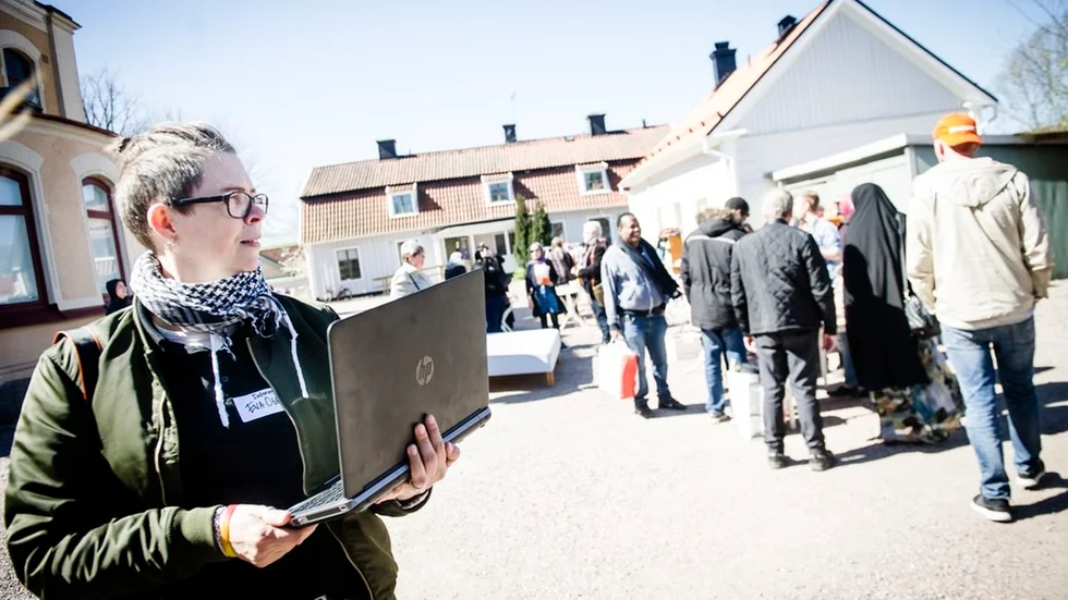 Eva Ogenborg står med datorn i högsta hugg och väntar på skypesamtal från Tanzania.