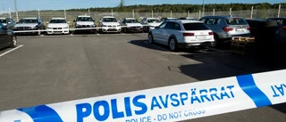 Vandaler slog till mot bilfirma i Nyköping – runt 20 bilar sönderslagna