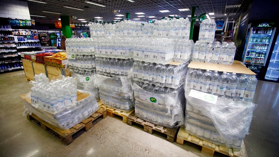 På Coop Sveaplan i Eskilstuna har man laddat upp med vatten inför helgen.