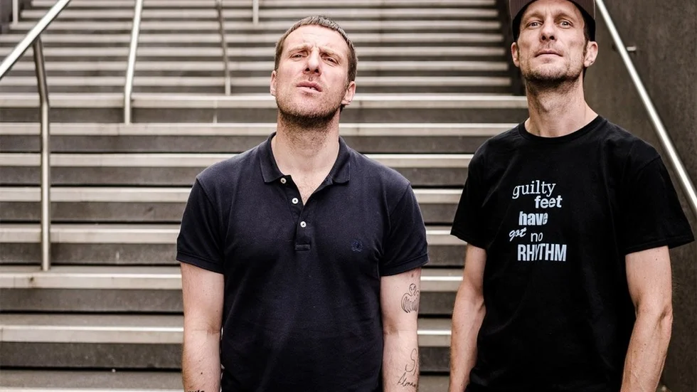 Jason Williamsson och Andrew Fearn i Sleaford Mods skrattar för att inte börja gråta. Det är lätt att känna igen sig. Foto: Simon Parfrement