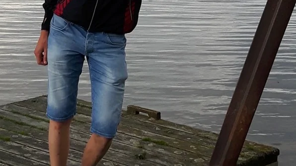 Gustaf Sundbue vilar ut vid Glasfjordens strand där familjen parkerat husbilen vid en kanotklubbs hus och njuter av utsikten när de inte orienterar.