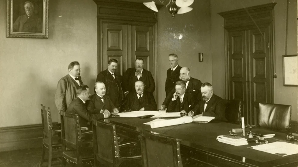 Flera medlemmar i fabriksföreningen var även med i kommunstyrelsen. Knut Söderblom (fjärde stående från vänster) syns på detta foto av kommunstyrelsen från 1902. Söderblom var även ordförande för EFF.