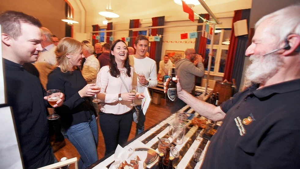 Sköldinge ölkulturs ordförande Rune Mårtensson bjuder Björn Bovellan, Ida Pettersson, Lisa Hammarbäck och Martin Westöö på sin egengjorda Kölsch.