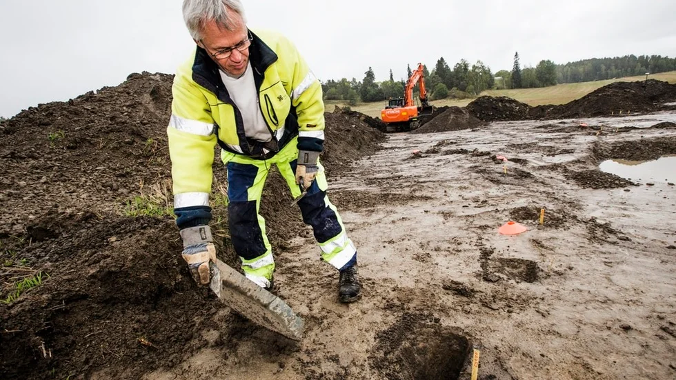 John Hamilton projektleder utgrävningarna vid det som ska bli Vackerby trädgårdsstad.