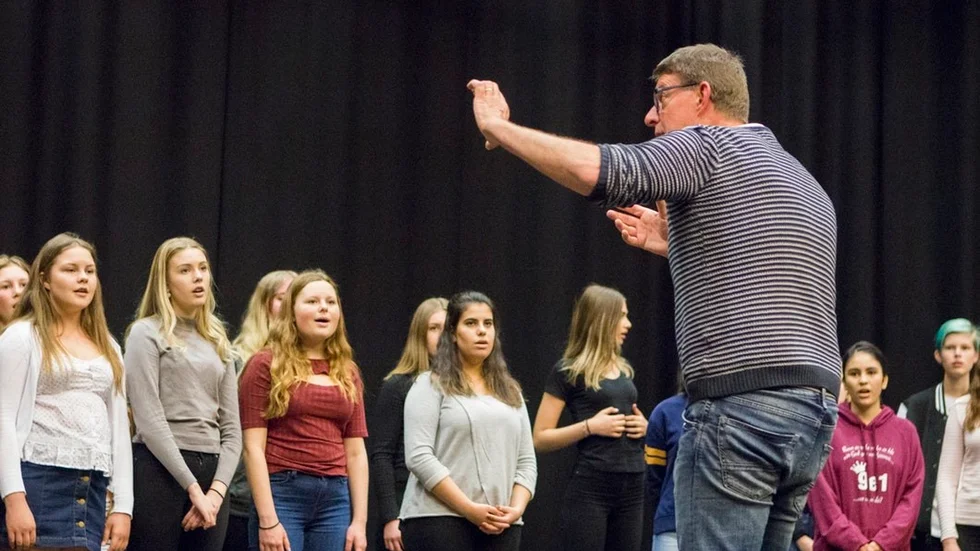 Hasse Thörnberg repeterar med musikklassernas nior som har avslutningskonsert den 24 maj.