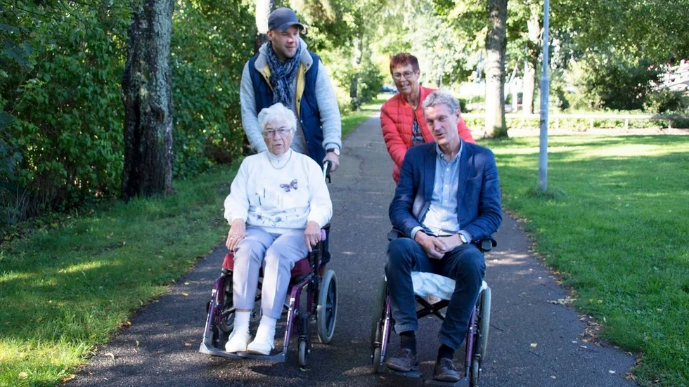 Kommunalrådet Rocklind tillsammans med samhällsbyggnadschefen Patrik Nissen samt två representanter för SPF.