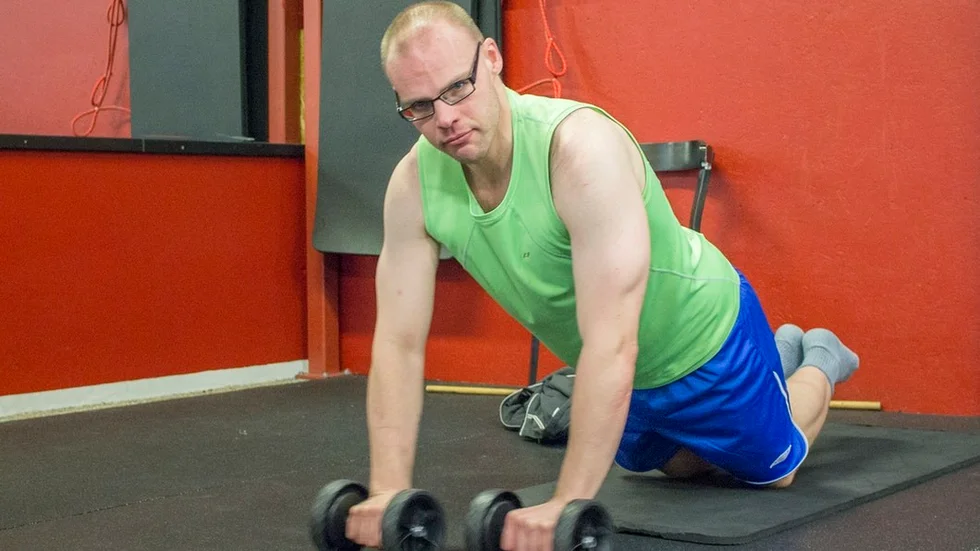 Mikael Lindahl trivs på gymmet. Han tycker om att träna och att träffa bekanta där.
