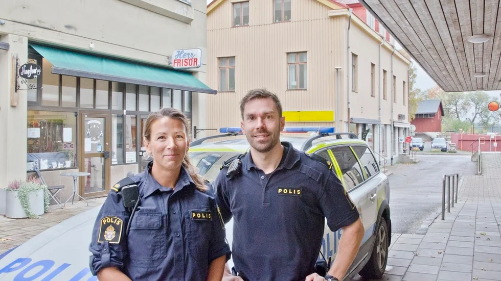 Kommunpoliserna Anna Bohman och Per Lindberg vill att vårdnadshavare ska prata med sina barn.