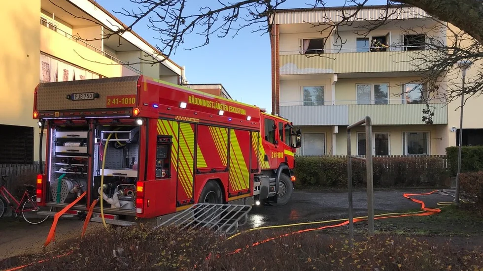 En brand utbröt i en lägenhet på Karl Hovbergsgatan i Skiftinge på lördagen.